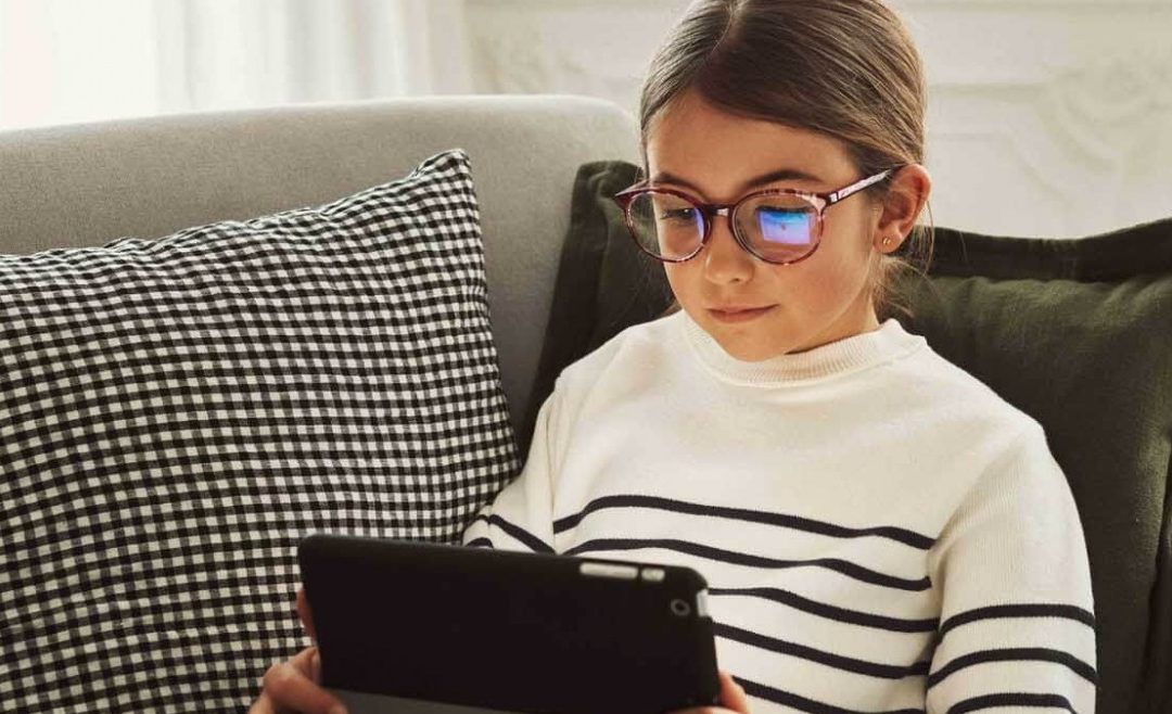 ¿Cómo limpiar tus lentes con filtro azul? [GUÍA COMPLETA]