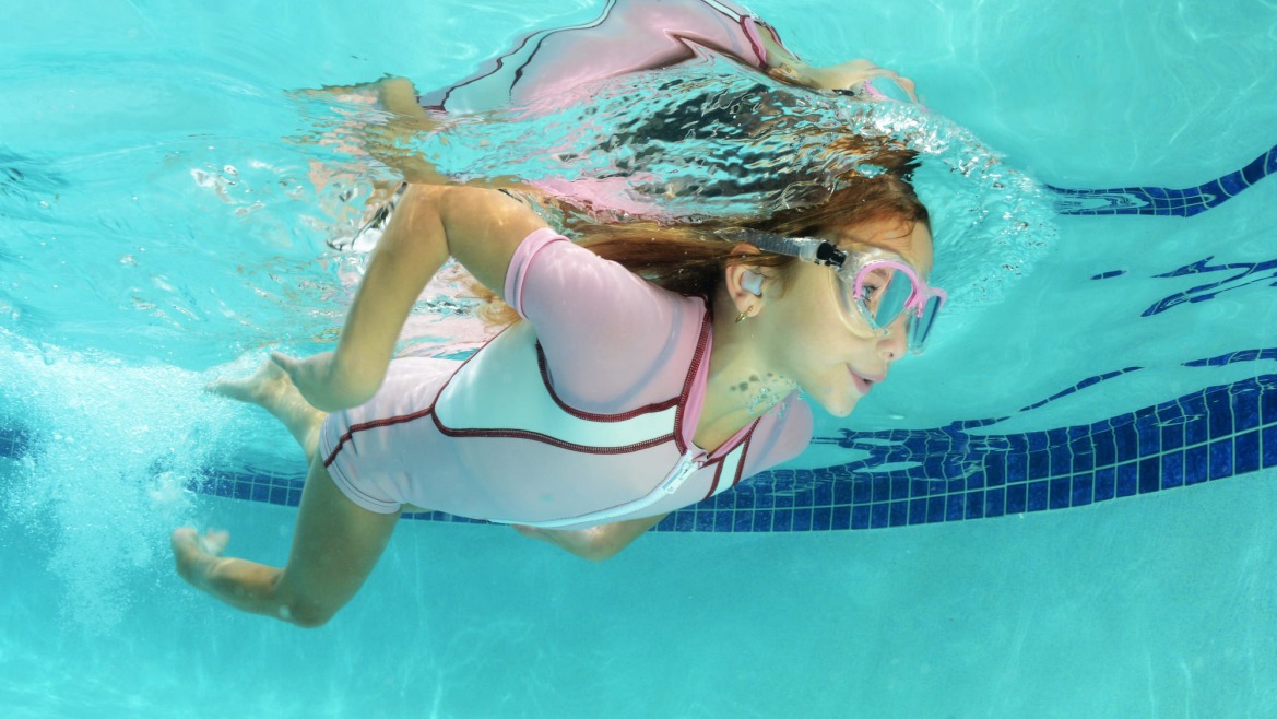 Elaboración de tapones para oídos para piscina a medida